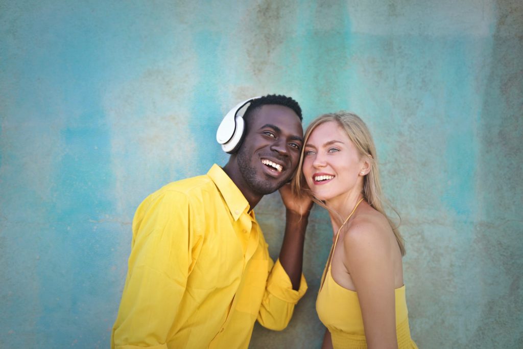 sociabiliser-deux-personnes-femme-homme-écoutent-musique