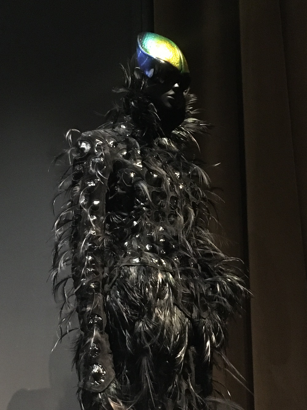 Mannequin avec manteau à plumes noires