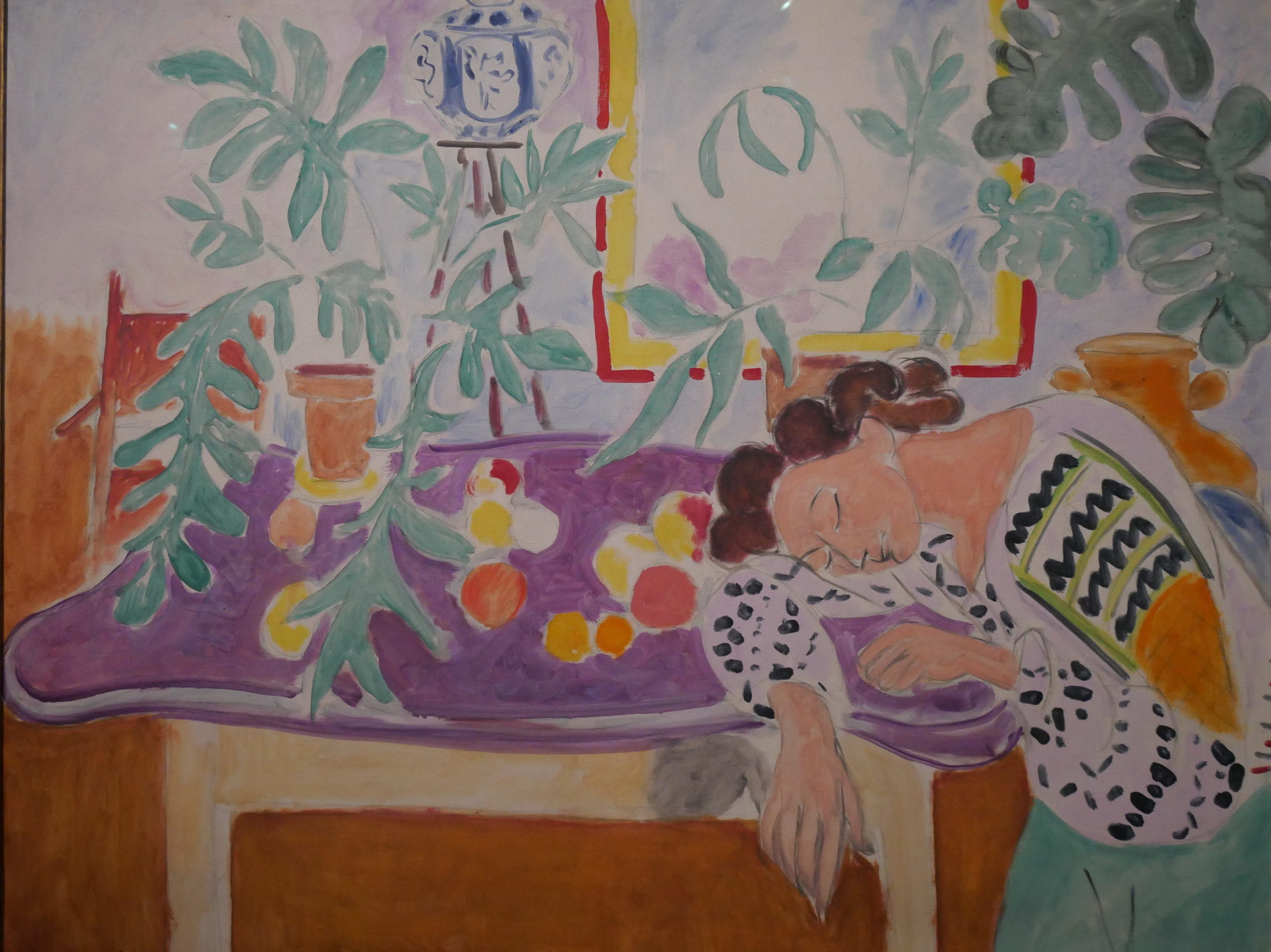 femme dormant sur une table avec des plantes et des fruits

