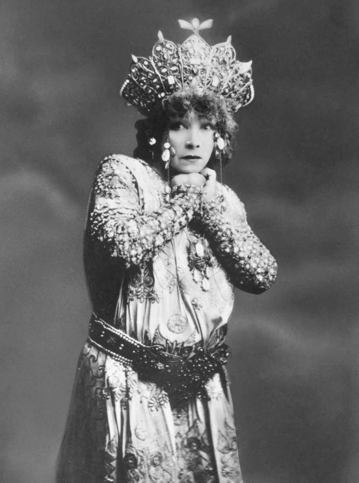 Sarah Bernhardt en Théodora avec des habits de lumière et une couronne
