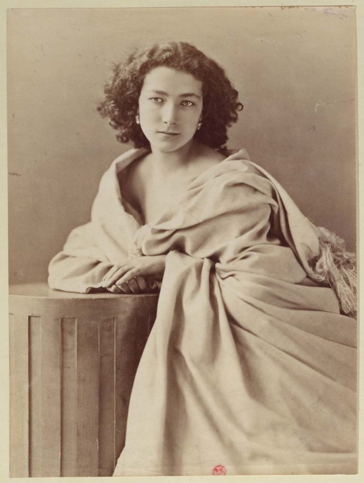 Sarah Bernhardt vêtue d'un drapée blanc l'année 1864