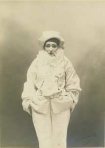 Sarah Bernhardt habillée en Pierrot de la lune